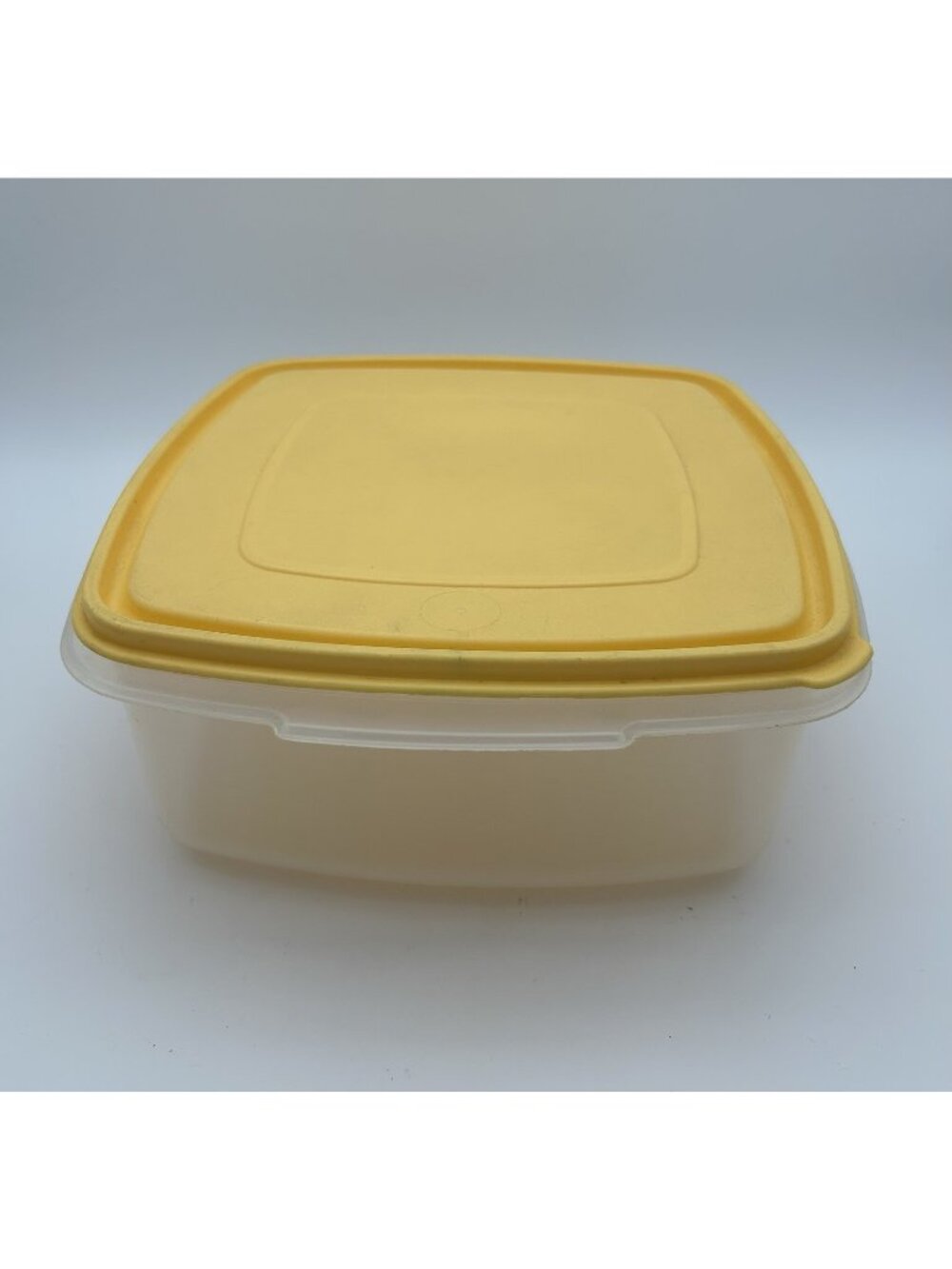 Vintage Rubbermaid Servin' Saver #4 19 Cup Square Container Snap Yellow Lid